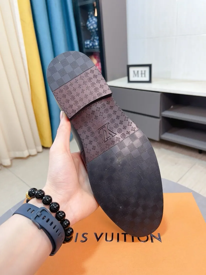 Men's Men's Shoes 💰458🌹🌹Niuli [LV] Louis Vuitton's new open-edge pigskin shoes are the most popular classic. Synchronized with the official website, the upper adopts Italian imported upper embossing➕comfortable cowhide lining, fashionable atmosphere, unique brand and unique craftsmanship. Highlighting the hot style of the new year. Stop hesitating, stop wandering, get it now. Code number: 38--44